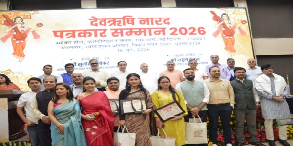 आऱएसएस के अखिल भारतीय प्रचार प्रमुख सुनील आंबेकर के साथ अन्य लोग मौजूद। आऱएसएस के अखिल भारतीय प्रचार प्रमुख सुनील आंबेकर के साथ अन्य लोग मौजूद।