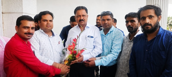 मंत्री को ज्ञापन सौंपते प्रतिनिधिमंडल मंत्री को ज्ञापन सौंपते प्रतिनिधिमंडल