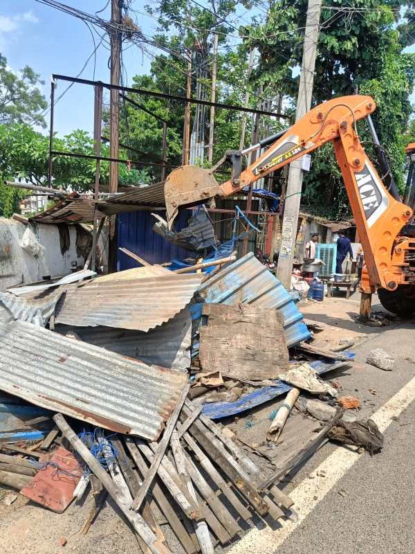 अतिक्रमण हटाने के दौरान जेसीबी और टूटी हुई दुकान अतिक्रमण हटाने के दौरान जेसीबी और टूटी हुई दुकान