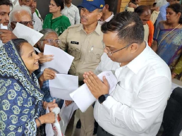 इंदौर में जनसुनवाई में कलेक्टर को समस्या बताते हुए नागरिक