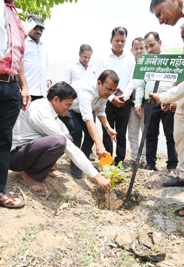 शाला प्रवेश उत्सव में शामिल हुए कलेक्टर जन्मेजय महोबे, विद्यार्थियों को दिए सफलता और करियर निर्माण के मंत्र शाला प्रवेश उत्सव में शामिल हुए कलेक्टर जन्मेजय महोबे, विद्यार्थियों को दिए सफलता और करियर निर्माण के मंत्र