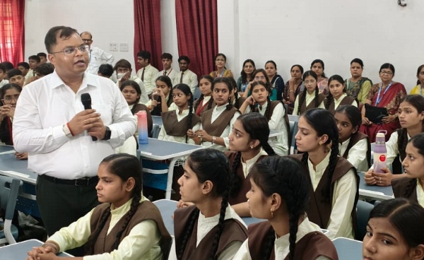 स्कूल चले हम अभियान में बाल विनय मंदिर पहुंचे कलेक्टर बच्चों से संवाद करते हुए स्कूल चले हम अभियान में बाल विनय मंदिर पहुंचे कलेक्टर बच्चों से संवाद करते हुए