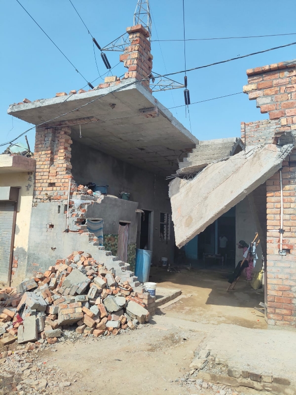 अवैध निर्माणाधीन मकानों से काटे गए बिजली कनेक्शन। अवैध निर्माणाधीन मकानों से काटे गए बिजली कनेक्शन।