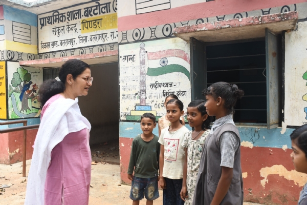 बच्चों से हाल चाल जानती कलेक्टर