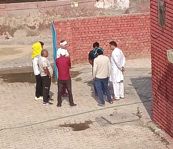 मृतक के शव का पोस्टमार्टम करवाने आए परिजन।