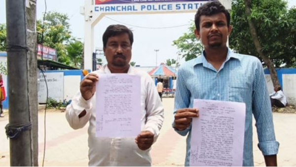 थाने में प्राथमिकी दर्ज कराते शिकायतकर्ता थाने में प्राथमिकी दर्ज कराते शिकायतकर्ता