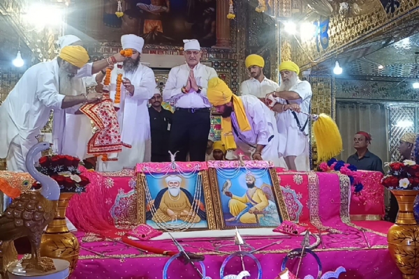 राज्यपाल शीश नवाते हुए।