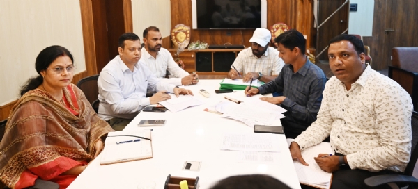 बैठक में उपस्थित अधिकारी