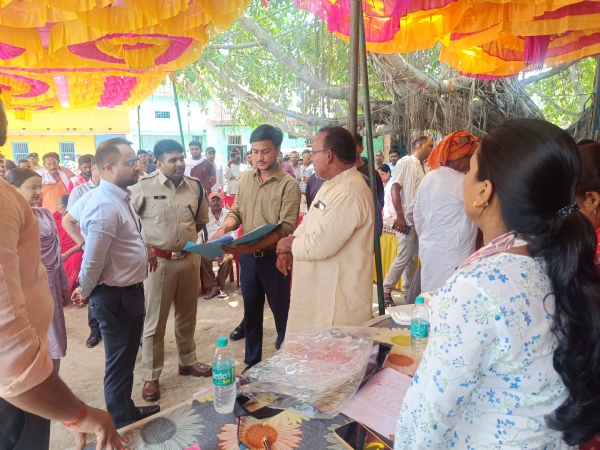 विभिन्न प्रखंडों में आयोजित जनकल्याण शिविरों का जिलाधिकारी और एसएसपी ने किया निरीक्षण