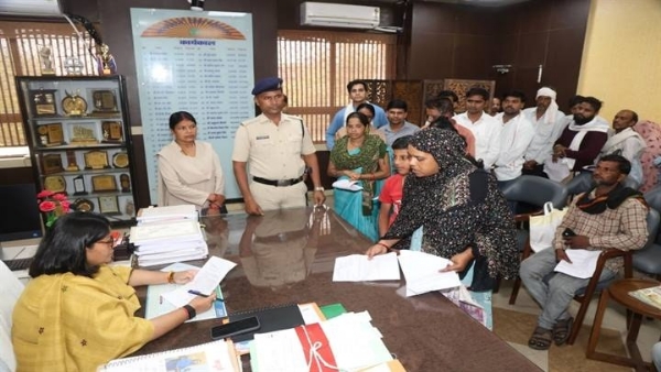 ग्वालियर में जन-सुनवाई करती हुई कलेक्टर ग्वालियर में जन-सुनवाई करती हुई कलेक्टर
