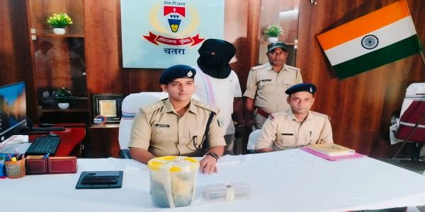 चतरा में 13 लाख रुपये की अफीम के साथ तस्कर गिरफ्तार, बाइक भी जब्त