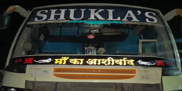 मैहर: तेज रफ्तार बस की टक्कर से बाइक सवार पिता-पुत्र की मौत, दूसरा बेटा गंभीर