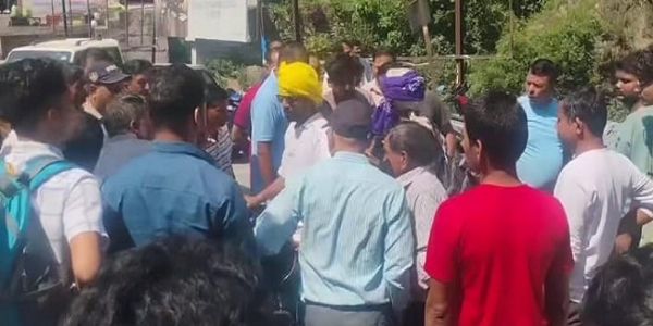 कर्णप्रयाग में स्थानीय लोगों और तीर्थयात्रियों के बीच हिंसक झड़प में पांच घायल, चार गिरफ्तार