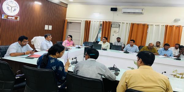 वाराणसी में वृक्षारोपण अभियान में सूख गए पौधों के स्थान पर पुन: पौधारोपण होगा