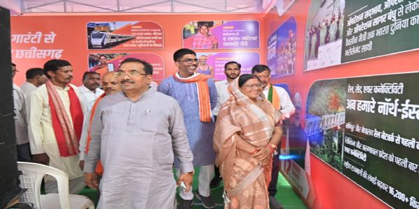 बलरामपुर : अटल परिसर में तीन दिवसीय फोटो प्रदर्शनी का शुभारंभ, विकास यात्रा की झलक से रूबरू हुए नागरिक