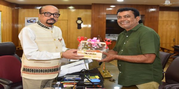 राज्यपाल डेका को जगदलपुर के ट्री मैन ने भेंट की मियाजाकी आम
