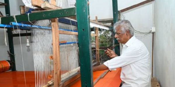 युद्ध ने तोड़ी बुनकरों की कमर, रोजी रोटी का संकट गहराया