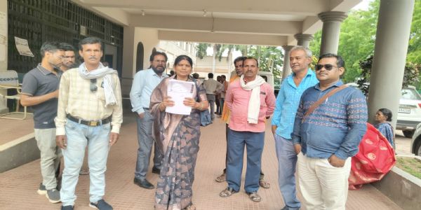 बिना किसी वित्तीय अनियमितता के कर दिया पद से बर्खास्त, कलेक्टर से शिकायत