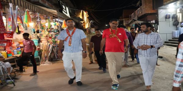 अधिकमास के समापन में गोवर्धन परिक्रमा में उमड़ा श्रद्धालुओं का सैलाब, डीएम-एसएसपी ने किया पैदल निरीक्षण