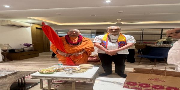 दिल्ली में गोसपुर के एम एम महाराज का हुआ सम्मान, जगतगुरु शंकराचार्य ने किया अभिनंदन