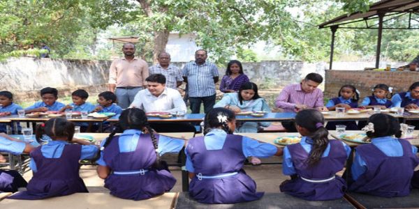 बीजापुर कलेक्टर ने शाला प्रवेशोत्सव में नवप्रवेशी बच्चों का किया स्वागत