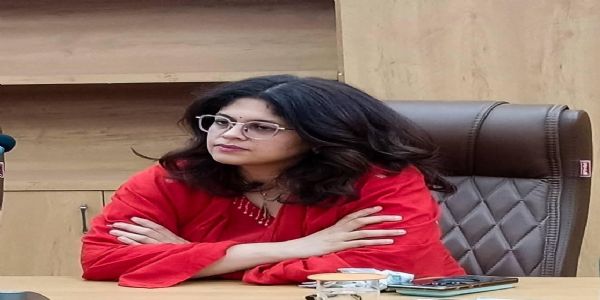 महोबा आईजीआरएस रैंकिंग में फिसला, जिलाधिकारी ने 30 कर्मचारियों—कर्मचारियों का वेतन रोका