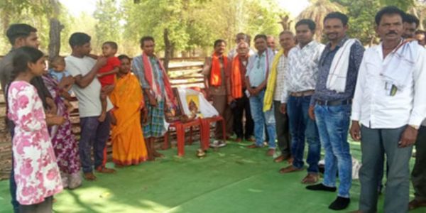 ईसाई धर्म छोड़कर हिंदू धर्म में लौटने पर ग्रामीणों द्वारा परिवार का स्वागत