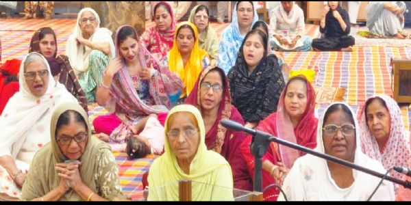 सुखमणी साहिब पाठ का भावपूर्ण समापन, स्त्री सत्संग सभा ने सेवादारों को किया सम्मानित