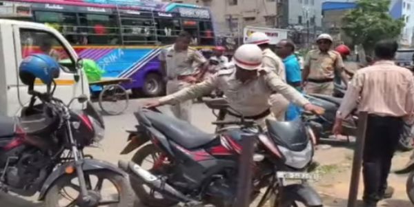 खड़गपुर में फुटपाथ अतिक्रमण पर चला अभियान