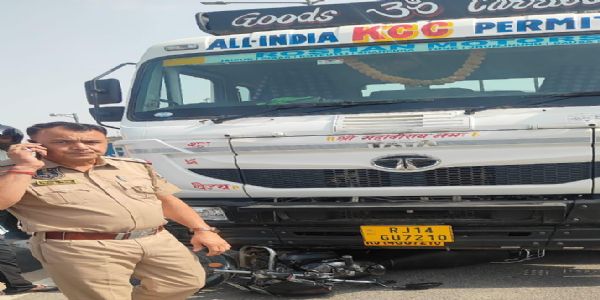 ट्रेलर ने बाइक सवार युवक-युवती को कुचला
