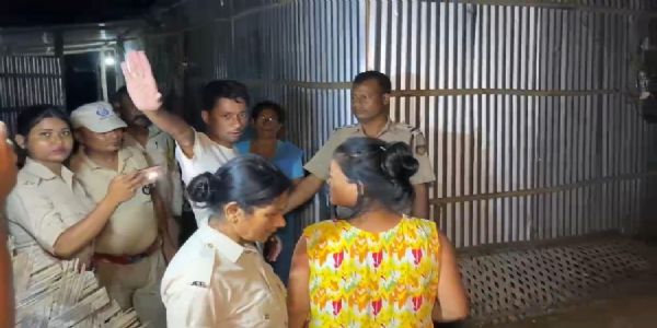 अवैध शराब के ठेके पर आबकारी और पुलिस की कार्रवाई, एक गिरफ्तार