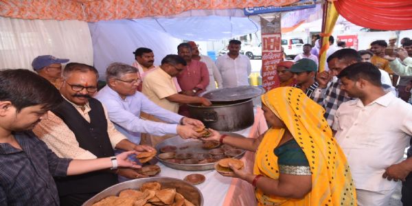 विश्व संवाद केंद्र : बड़े मंगल पर प्रांत प्रचारक कौशल ने किया प्लास्टिक मुक्त विशाल भंडारे का शुभारंभ