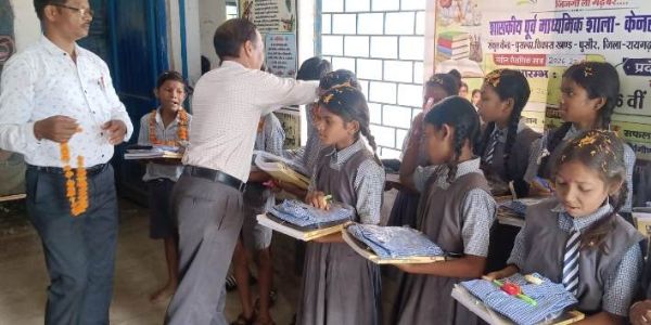 नए शिक्षा सत्र का उत्साहपूर्ण आगाज,पुष्पमाला, तिलक और गुलाल से हुआ अभिनंदन
