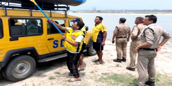 गंगा में अज्ञात युवक का शव मिलने से मचा हड़कंप, पुलिस पीएम के लिए भेजा