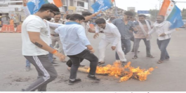 सतनाः एनएसयूआई ने किया प्रदर्शन, केंद्रीय मंत्री एवं चुनाव आयोग का फूंका पुतला
