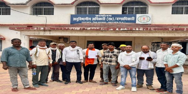 बलरामपुर : धान भुगतान व फर्जी केसीसी प्रकरण को लेकर किसानों ने अनिश्चितकालीन धरना प्रदर्शन की दी चेतावनी