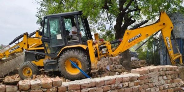 सरकारी जमीन पर बने 20 साल पुराने मदरसे पर चला बुलडोजर