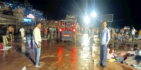 सोमवती अमावस्या स्नान के बाद रातभर चला सफाई अभियान, 90 ट्रैक्टर कूड़ा हटाया