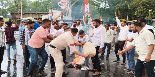 अनूपपुर: मीनाक्षी नटराजन का नामांकन रद्द मामले को लेकर युवा कांग्रेस और एनएसयूआई ने मुख्य चुनाव आयुक्त का पुतला फूंका
