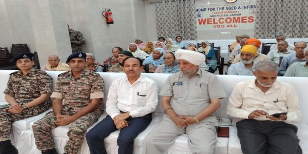 सीआरपीएफ की 76वीं बटालियन ने वृद्ध आश्रम अम्फल्ला में आयोजित किया सांस्कृतिक कार्यक्रम