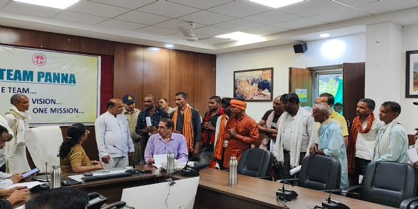 पन्ना कुआं हादसा: मृतक मजदूरों के परिजन पहुंचे जनसुनवाई, दोषी अधिकारियों पर एफआईआर और 50-50 लाख मुआवजे की मांग