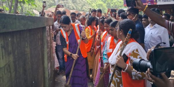 दुर्गापुर में झाड़ू लेकर सड़क पर उतरीं मंत्री अग्निमित्रा पाल