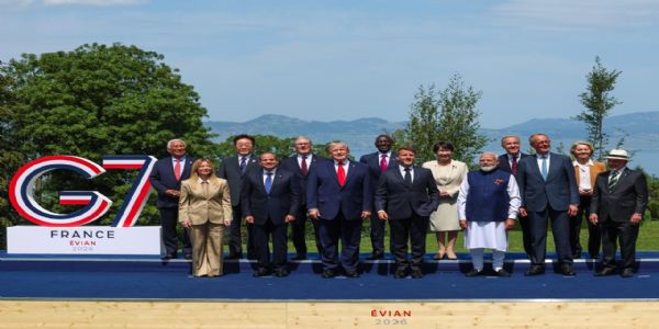 प्रधानमंत्री मोदी समेत विश्व नेताओं की फ्रांस के एवियन में आयोजित 52वें जी7 शिखर सम्मेलन में सामूहिक तस्वीर