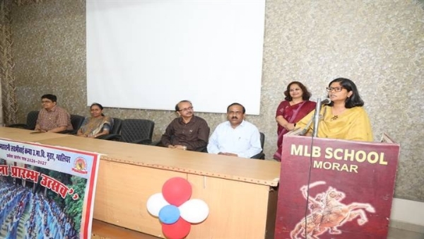 स्कूल चलें हम अभियान में छात्राओं को संबोधित करते हुए कलेक्टर स्कूल चलें हम अभियान में छात्राओं को संबोधित करते हुए कलेक्टर