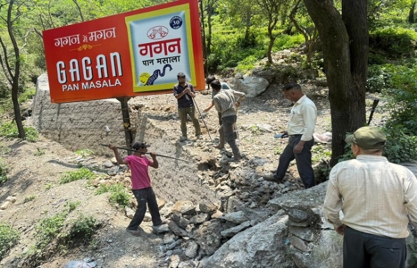 अतिक्रमण को धवस्त करती टीम।