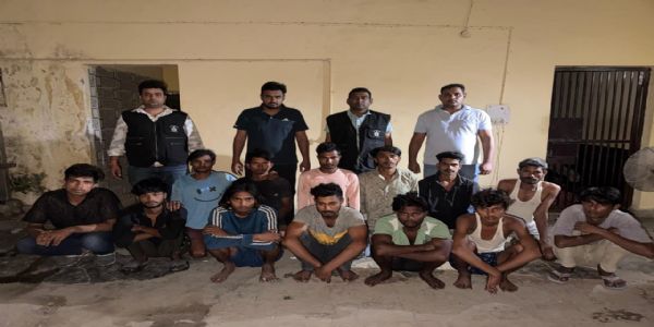 गुरुग्राम पुलिस की गिरफ्त में अवैध रूप से रह रहे बांग्लादेशी। गुरुग्राम पुलिस की गिरफ्त में अवैध रूप से रह रहे बांग्लादेशी।