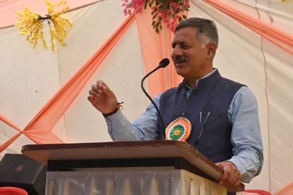 पराशर में जनसभा को संबोधित करते हुए। पराशर में जनसभा को संबोधित करते हुए।