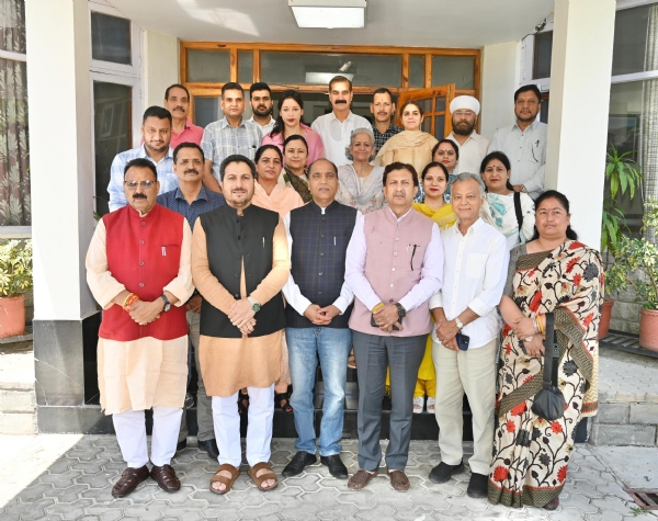 जयराम ठाकुर बीजेपी नेताओं व कार्यकतार्ओं के साथ। जयराम ठाकुर बीजेपी नेताओं व कार्यकतार्ओं के साथ।