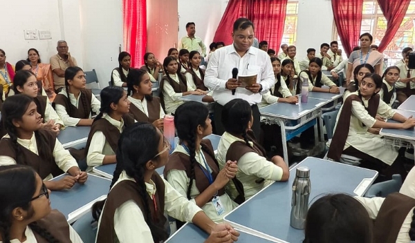 स्कूल चले हम अभियान में बाल विनय मंदिर पहुंचे कलेक्टर बच्चों से संवाद करते हुए स्कूल चले हम अभियान में बाल विनय मंदिर पहुंचे कलेक्टर बच्चों से संवाद करते हुए