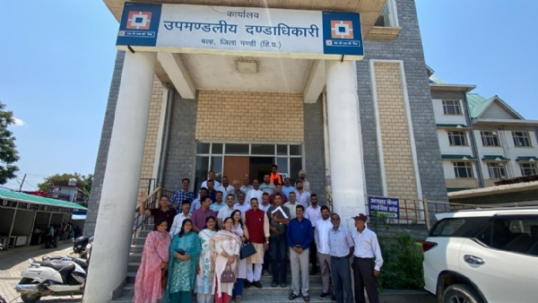 फोटोः एसडीएम कार्यालय के बाहर विधायक के साथ दुग्ध उत्पादक फोटोः एसडीएम कार्यालय के बाहर विधायक के साथ दुग्ध उत्पादक
